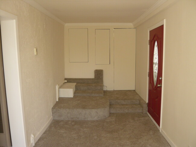 Entry Area - 7004 Loyal Trl