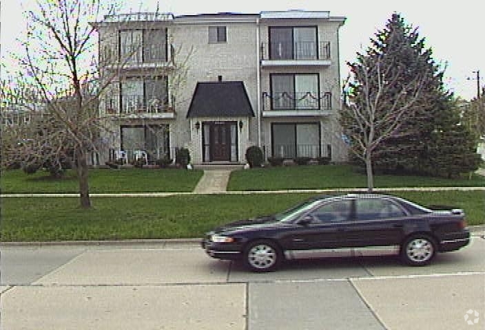 Building Photo - 8940 S Roberts Rd