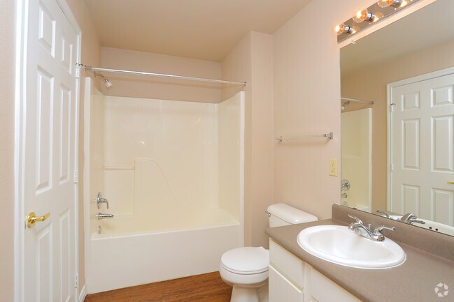 1HAB - Baño - Highland Crossing Apartments