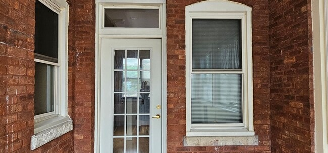 Building Photo - Charming Brookline Washington Sq. 2- Bed/2 Bath with Large Deck and Office