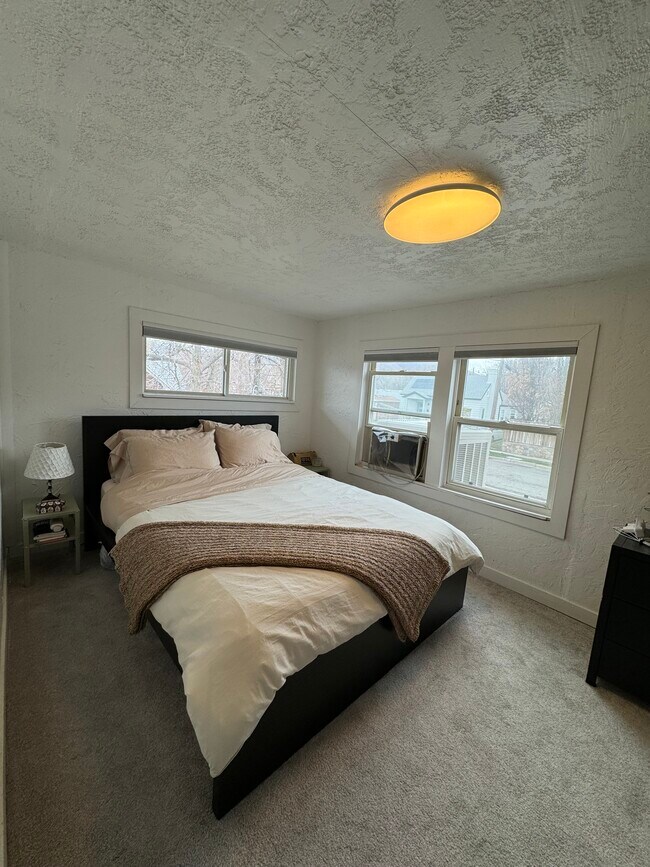Foto del edificio - 1027 E Emerson Ave