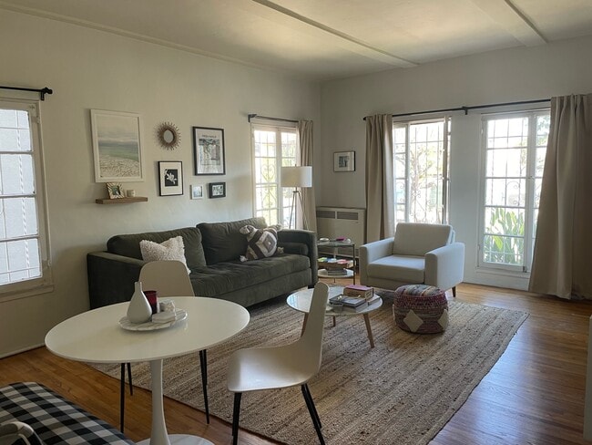 Foto del edificio - 8237 Blackburn Ave