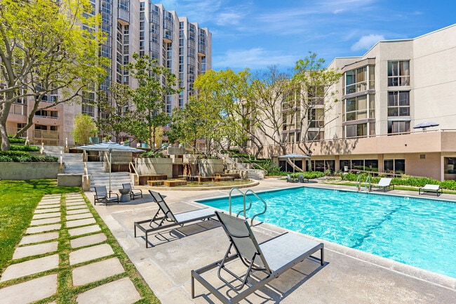 Piscina - Promenade Towers