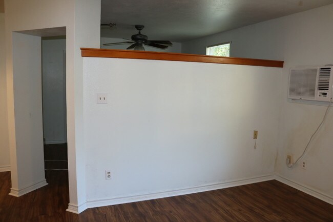 Building Photo - 1609 Roberts Ave