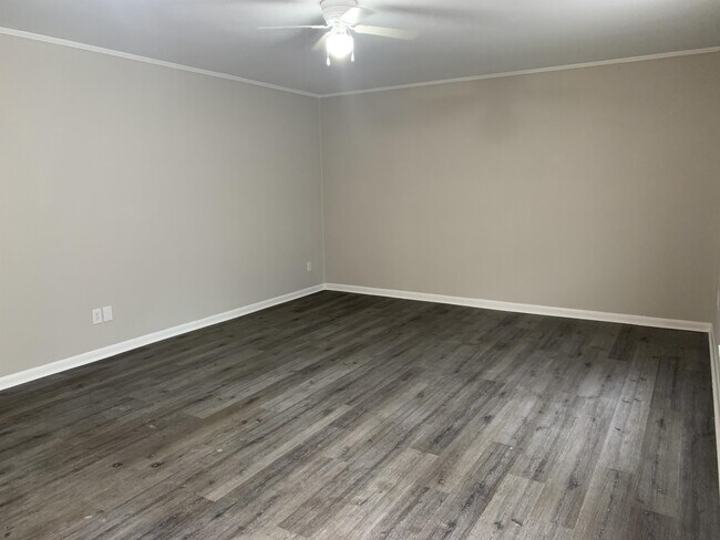 Foto del edificio - 203 E John Sims Pkwy