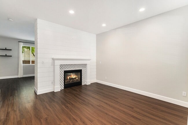 Building Photo - Beautiful 4bed/3bath Home in Marina Point
