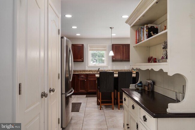 Building Photo - 132A Pineview Ave