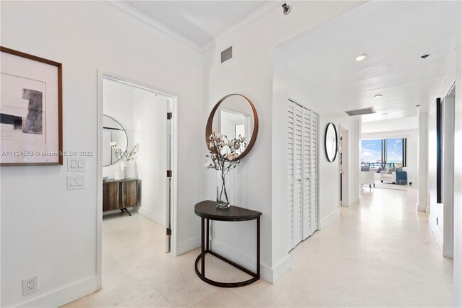 Foto del edificio - 2222 Fisher Island Dr