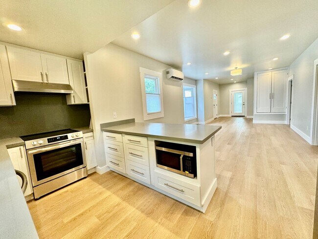 Foto del edificio - Half-off first month's rent!!!! Seward Park fully renovated 4 bedroom, 3 bath home. Must SEE!