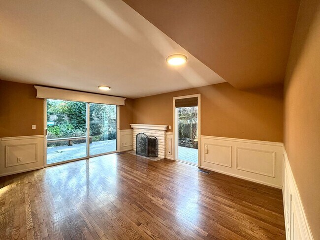 Foto del edificio - Stunning Bellevue Home with Lush Gardens & Prime Location