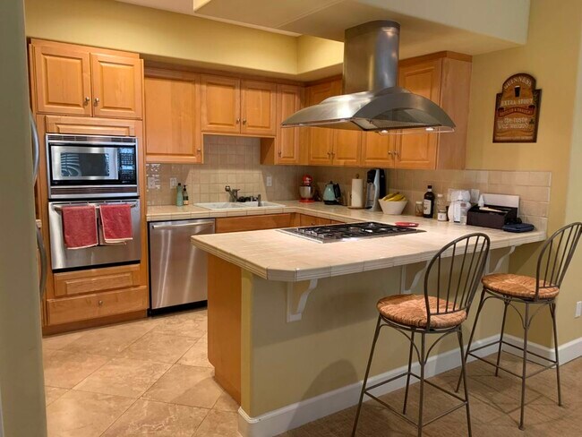 Kitchen with sitting area - 937 12th St