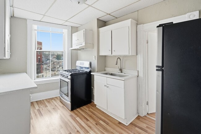 Building Photo - 2 Bedroom Apartment for Rent in Hudson, MA – 20-24 Main St Unit 1 | Pet Friendly, Updated & Water...