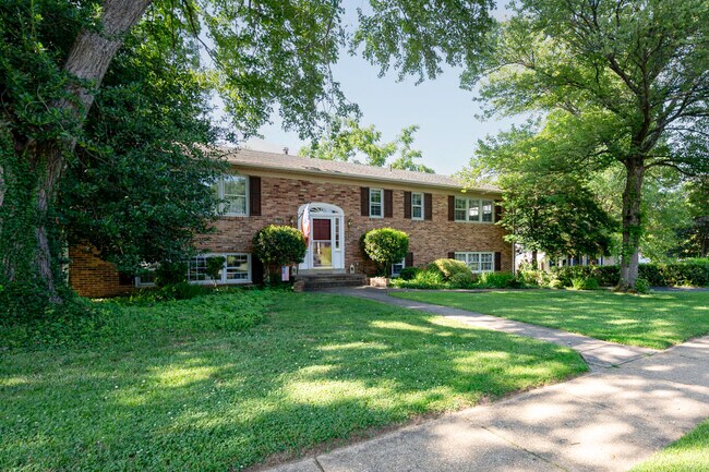 Foto del edificio - 8110 Birnam Wood Dr