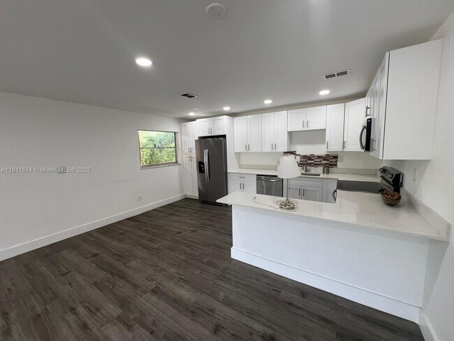 Foto del edificio - 4111 Stirling Rd
