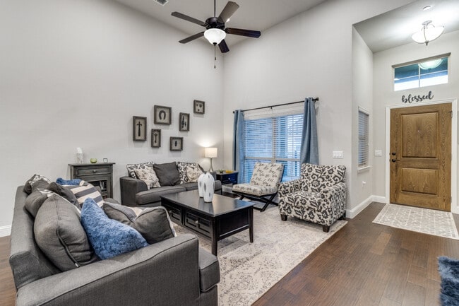 Área de estar - 3770 Marigold Ln