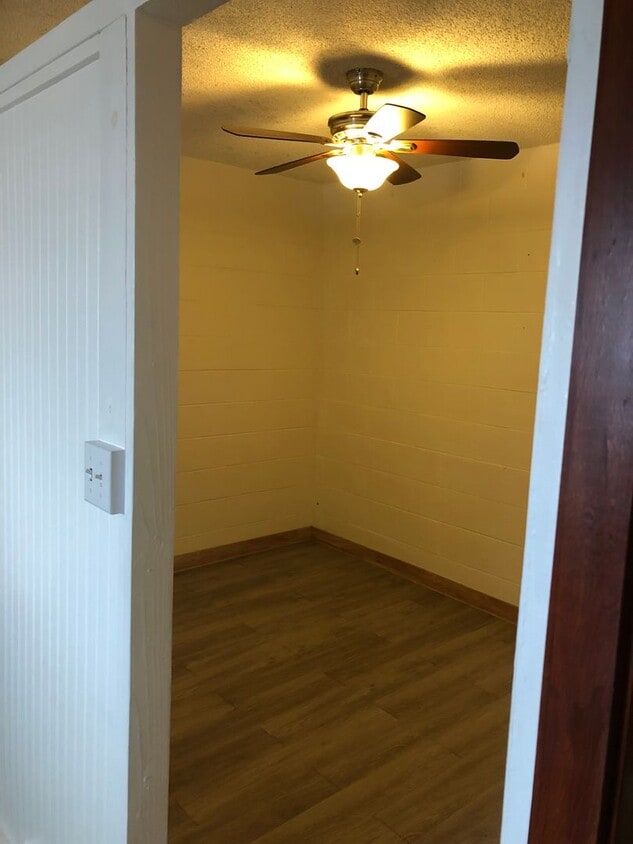 Building Photo - Cozy 1 bedroom Apartment in Liliha $1550 monthly with 1 assigned parking stall