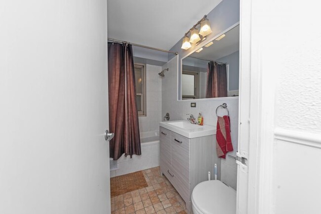 Building Photo - 1 bedroom in Chicago IL 60613