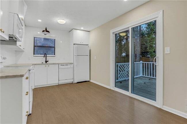 Building Photo - 1000 Mathews Ct