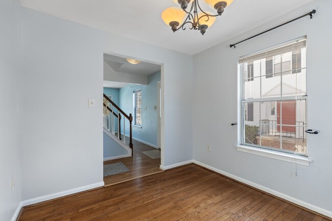 Building Photo - Beautifully maintained END UNIT townhouse ...