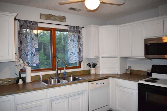 Building Photo - Adorable furnished home