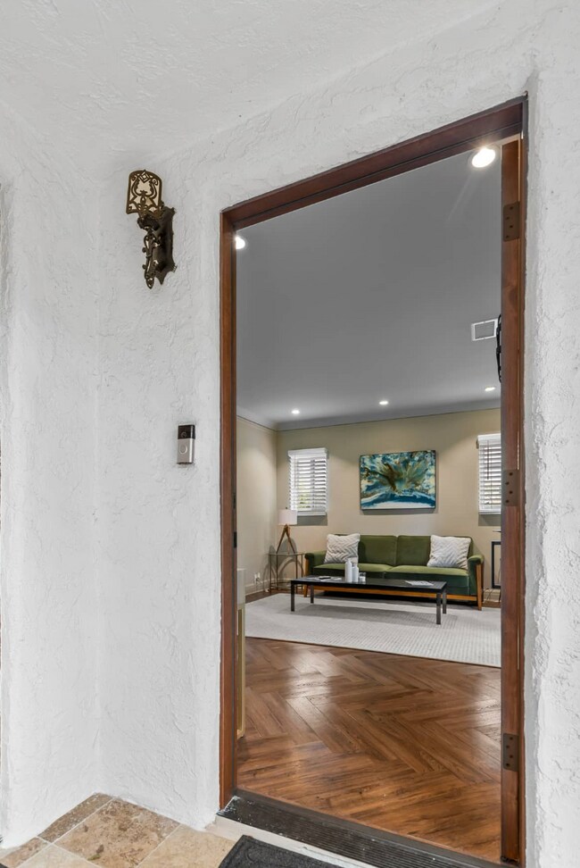 Building Photo - 561 Westbourne Dr