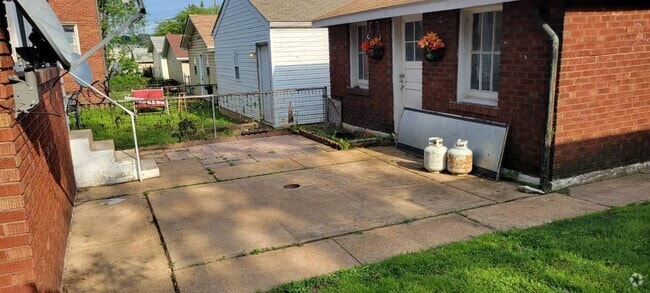 Building Photo - 4988 Tholozan Ave