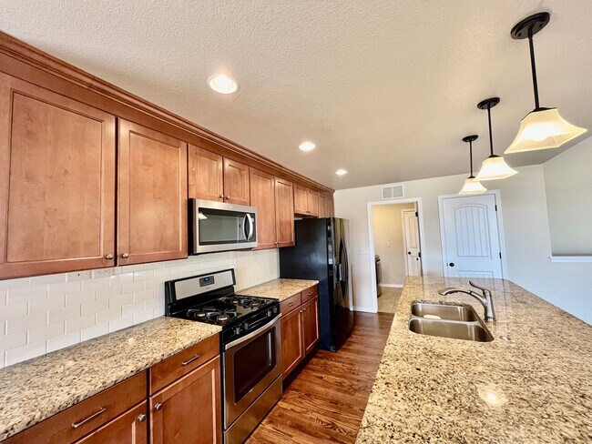 Foto del edificio - Beautiful Four Bedroom, 3 Bath, Plus Main ...