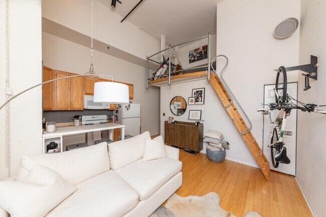 Building Photo - 1 bedroom in Chicago IL 60654