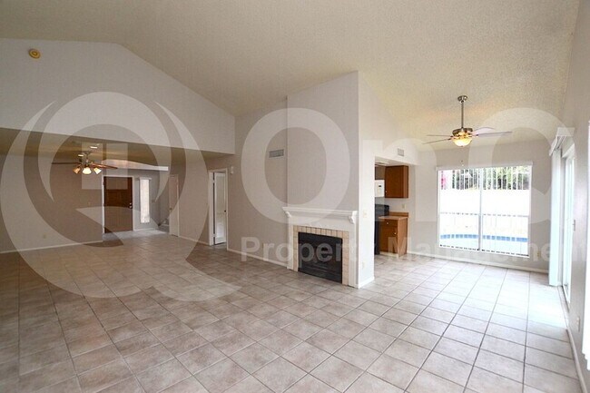 Building Photo - 1631 N Comanche Dr