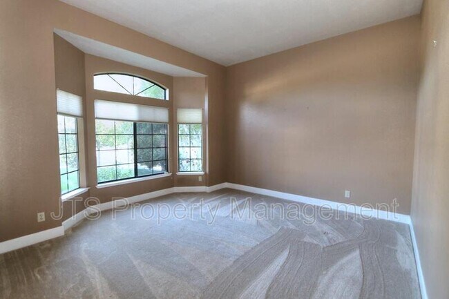 Building Photo - 8401 Blossom Hill Ct