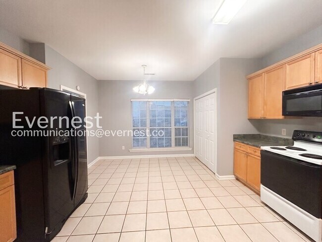 Foto del edificio - 3 Bed/2.5 Bath Townhome with Fenced Yard / Pet-Friendly / Coming Soon!