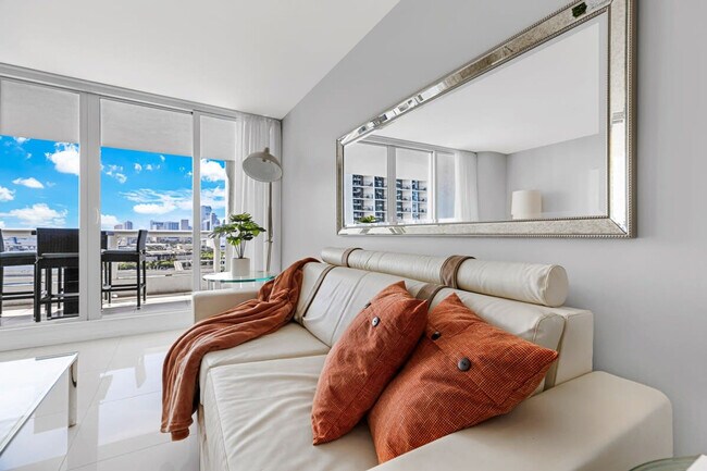 Foto del edificio - 1717 N Bayshore Dr