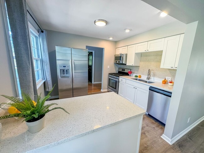 Building Photo - 3 Bedroom 1 Bath Channel Front Ranch home ...