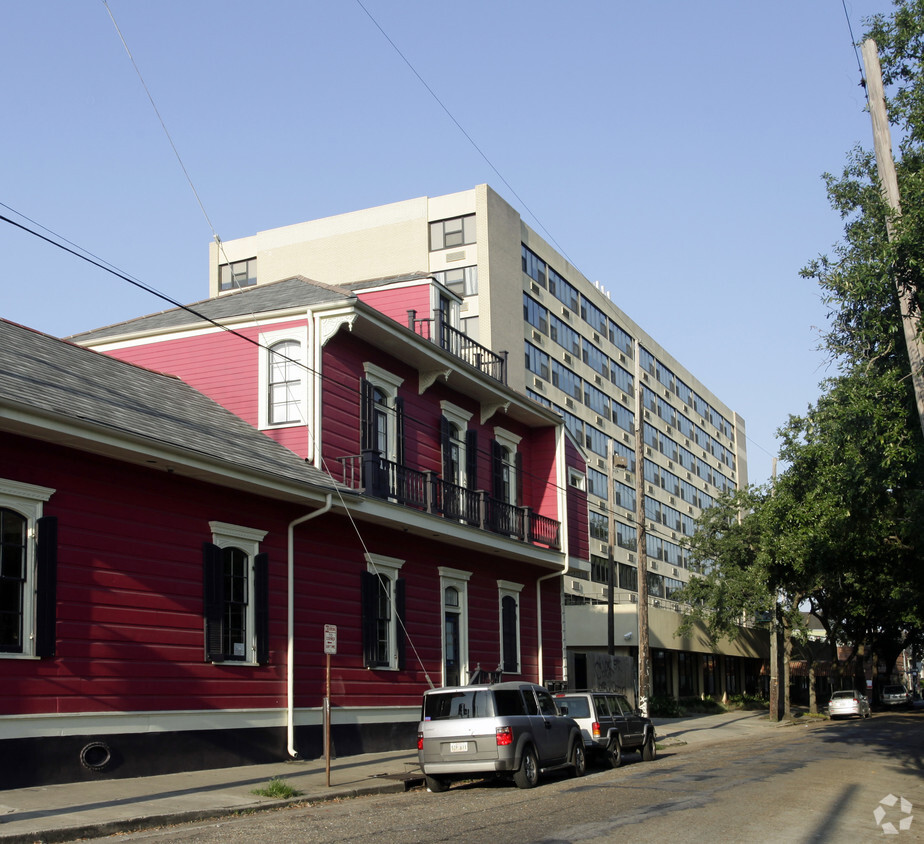 Building Photo - Christopher Inn