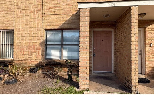Building Photo - 1005 Castle Heights Dr