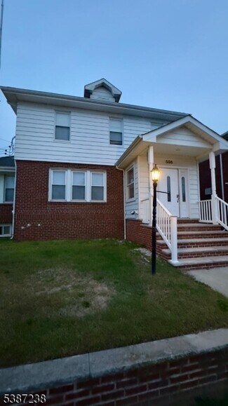 Building Photo - 556 Willow Ave