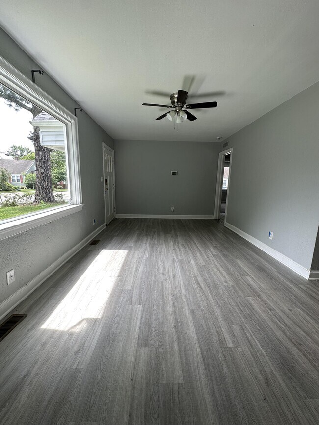 Foto del edificio - 3301 Vimy Ridge Ave