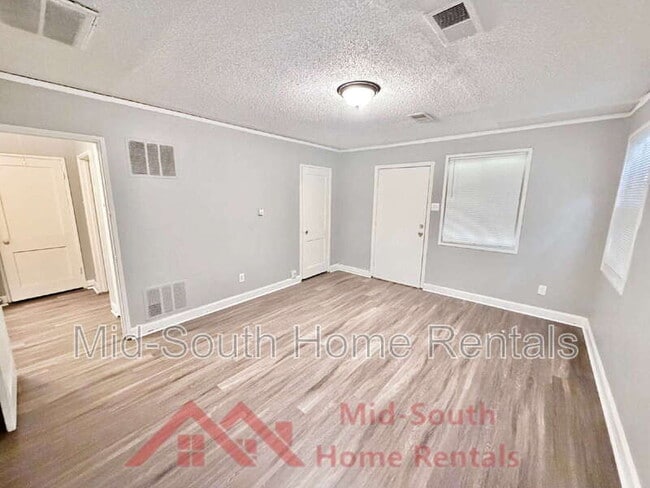 Building Photo - 4050 Pikes Peak Ave
