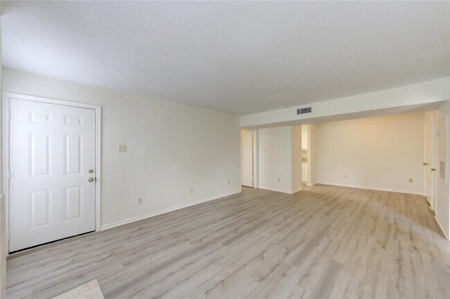 Foto del edificio - 6606 De Moss Dr