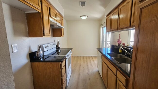Foto del edificio - 7641 Reseda Blvd