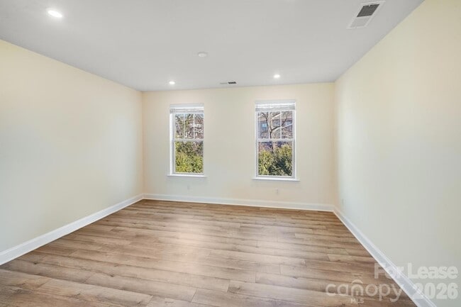 Foto del edificio - 334 Simeon Dr