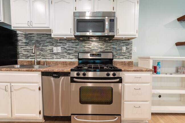 Building Photo - 4972 Brewster Dr