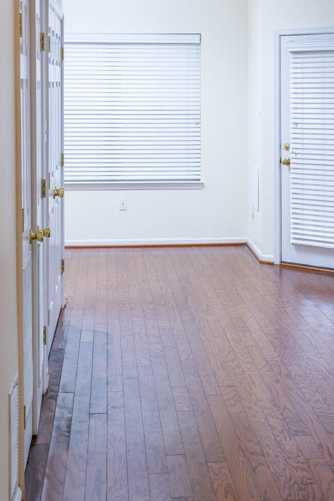 Building Photo - 6044 Blue Point Ct