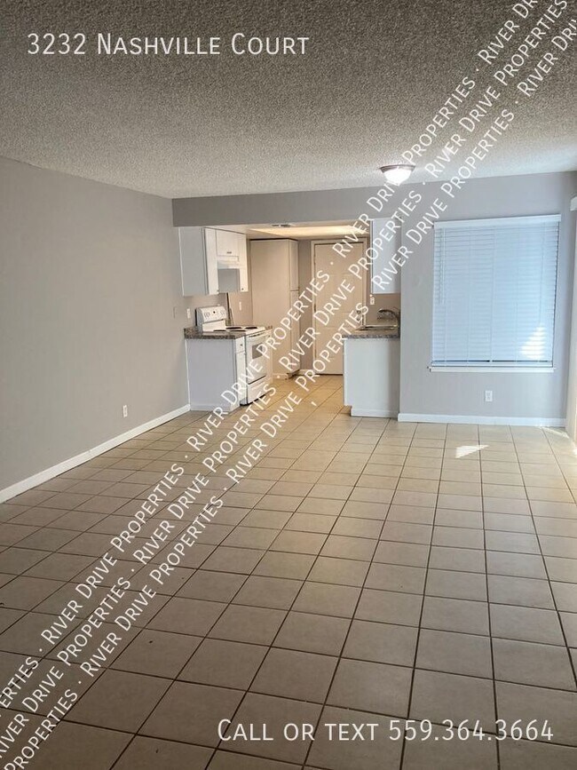 Building Photo - Three Bedroom Duplex Available Now!