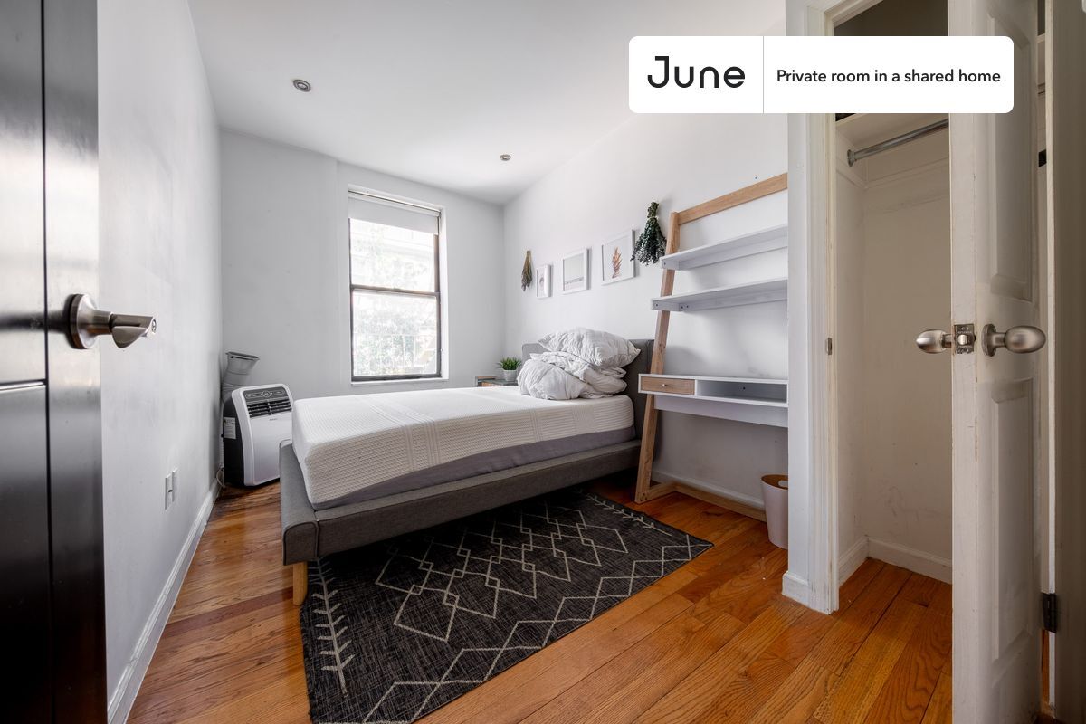 Foto principal - Private bedroom in 3 bed/1 bath Home