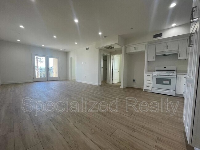 Building Photo - 11490 Oxnard St