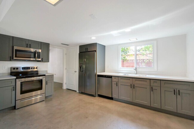 Foto del edificio - 5-Bedroom Tempe Home with Private Pool & Prime ASU Proximity