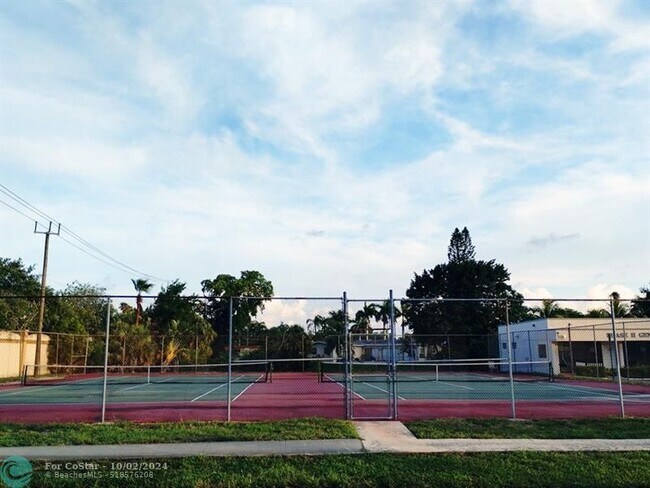 Foto del edificio - 8305 Sunrise Lakes Blvd
