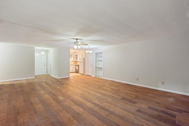 Building Photo - 7201 Dogwood Dr SW