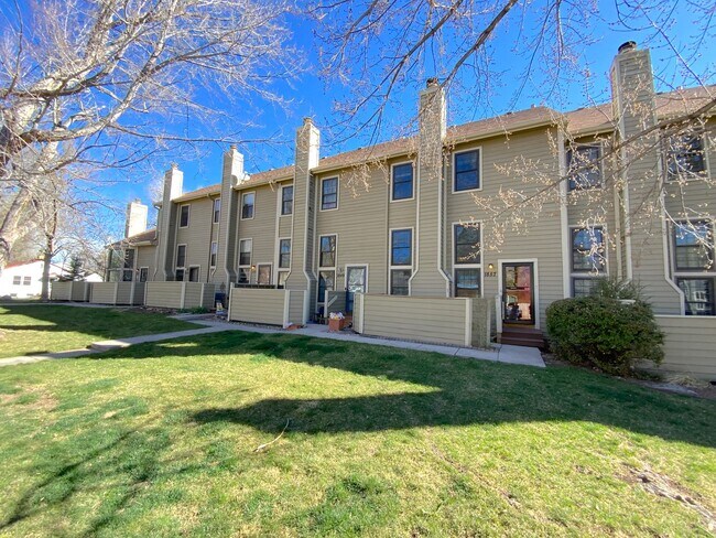 Foto del edificio - 2 Bedroom Townhome Available Near W Cheyenne Blvd & S Nevada Ave
